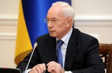 Азаров пообещал защищать право на оплату труда