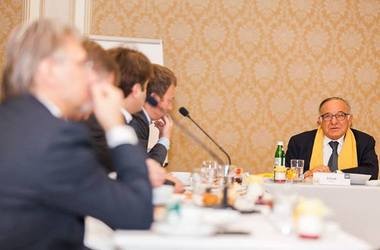 Ицхак Адизес - почетный доктор kmbs