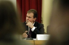 У Попова пытаются не пустить молодежь на Евромайдан