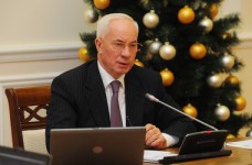 Азаров обещает педагогам повышение социальных стандартов