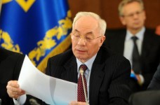 Азаров не хочет повышать зарплаты педагогов с января