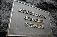 Минфин: Повышение окладов приведет к задолженности