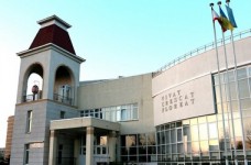 МОН возмущено увольнением директора гимназии в Крыму