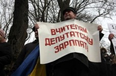 Профсоюз обратился в суд из-за зарплат учителей