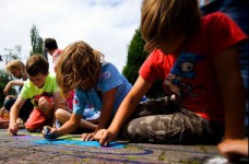 Чиновники заставляют детей отдыхать на асфальте