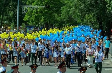 Аттестаты получили 280 тысяч выпускников школ