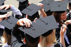 Вузы не отпускают выпускников в другие заведения