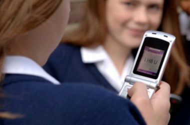 МОН разрешило пользоваться мобильными 