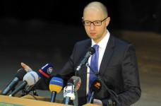 Яценюк: нужно изменить оплату в образовании