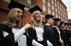 Британцы поддерживают иностранных студентов