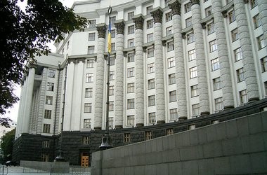 В Кабмине уверяют, что не экономят на учителях