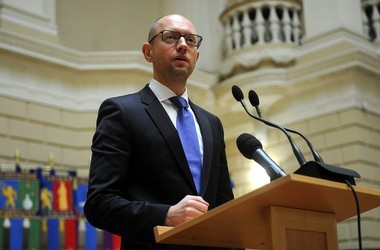 Яценюк: ректор не будет бегать за министром в поисках денег