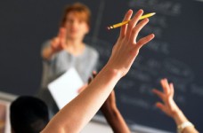 МОН требует от чиновников отцепиться от учителей