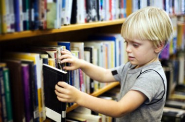 В первые классы должны зачислять без экзаменов, - МОН