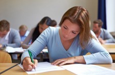 Выход участника НМТ из аудитории во время теста    