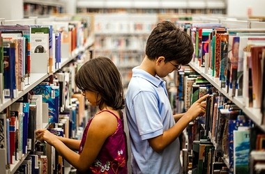 МОН просит пока не собирать средства на учебники