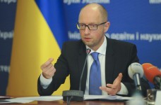 Местные бюджеты должны направить в школы, - Яценюк