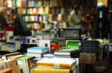 Издательства уже продают "бесплатные" учебники