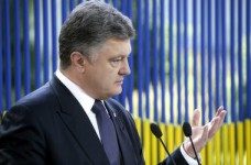 Порошенко просят вернуть педагогам 20% надбавку