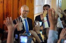 Яценюк предлагает выбирать директоров школ