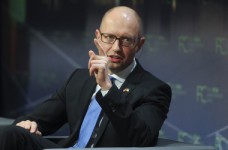 Яценюк обещает экономить ради соцстандартов