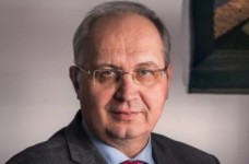 У нас на учителя приходится 8 человек, в Европе - 17