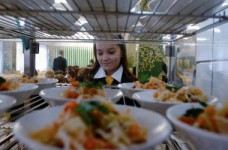 Кабмин отменил бесплатное питание учеников 1-4 классов