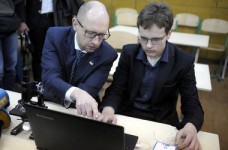 Яценюк говорит о 100 опорных школах уже в этом году