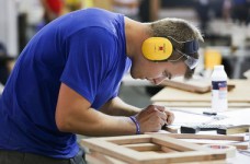 В МОН призвали бизнес инвестировать в ПТО