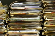 В МОН обещают сократить бумагооборот в школах