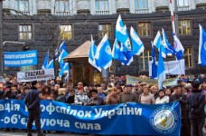 Профсоюзы выведут бюджетников на улицу