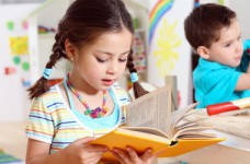 МОН начало доставку детских хрестоматий в школы