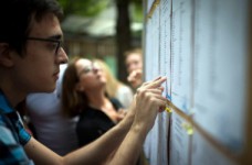 Абитуриентам позволили подавать бумажные заявления