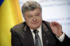 Порошенко тоже обещает повысить зарплаты учителям
