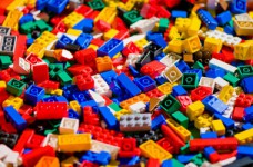 В Киев доставили первую очередь помощи от LEGO