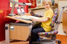 Стол-парта: в чем преимущества для школьников?