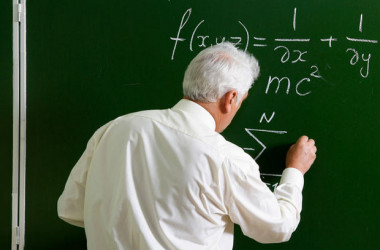 Учителей-пенсионеров хотят переводить на контракт