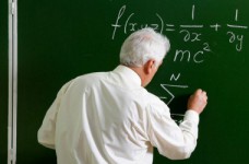 Учителей-пенсионеров хотят переводить на контракт 