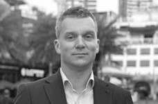 Д. Томчук: за стенами школы жизнь злее, чем 20 лет назад