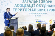 Гройсман: децентрализация дала импульс развитию школ