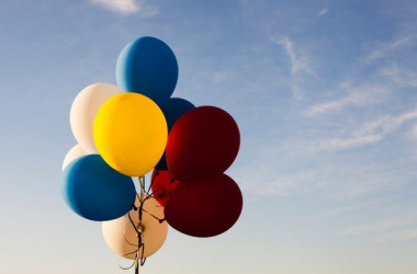Запускают ли в вашей школе воздушные шарики в небо?