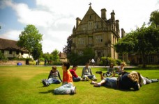 Последние места в лучших языковых лагерях этим летом