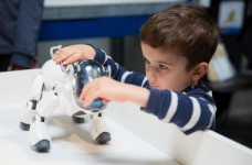 Развлечения будущего: дети и игрушки-роботы