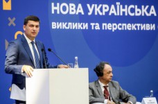 Кабмин регулярно повышает зарплаты учителей, - Гройсман