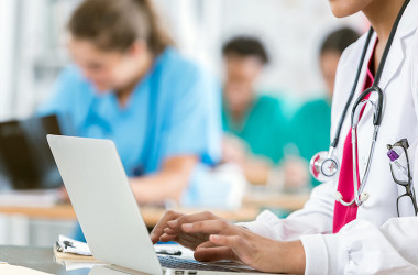 Правительство утвердило план развития медобразования 