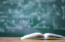 МОН предлагает повысить зарплаты молодым учителям