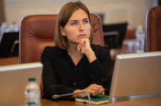 Надо поддержать педагогов, получающих меньше всего, - Новосад