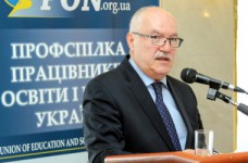 Учителей хотят сделать крепостными, - Георгий Труханов