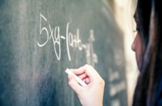 Одновременно всем повысить зарплаты сложно, - министр