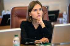 В идеале мы должны перейти на контрактную работу учителей, - министр